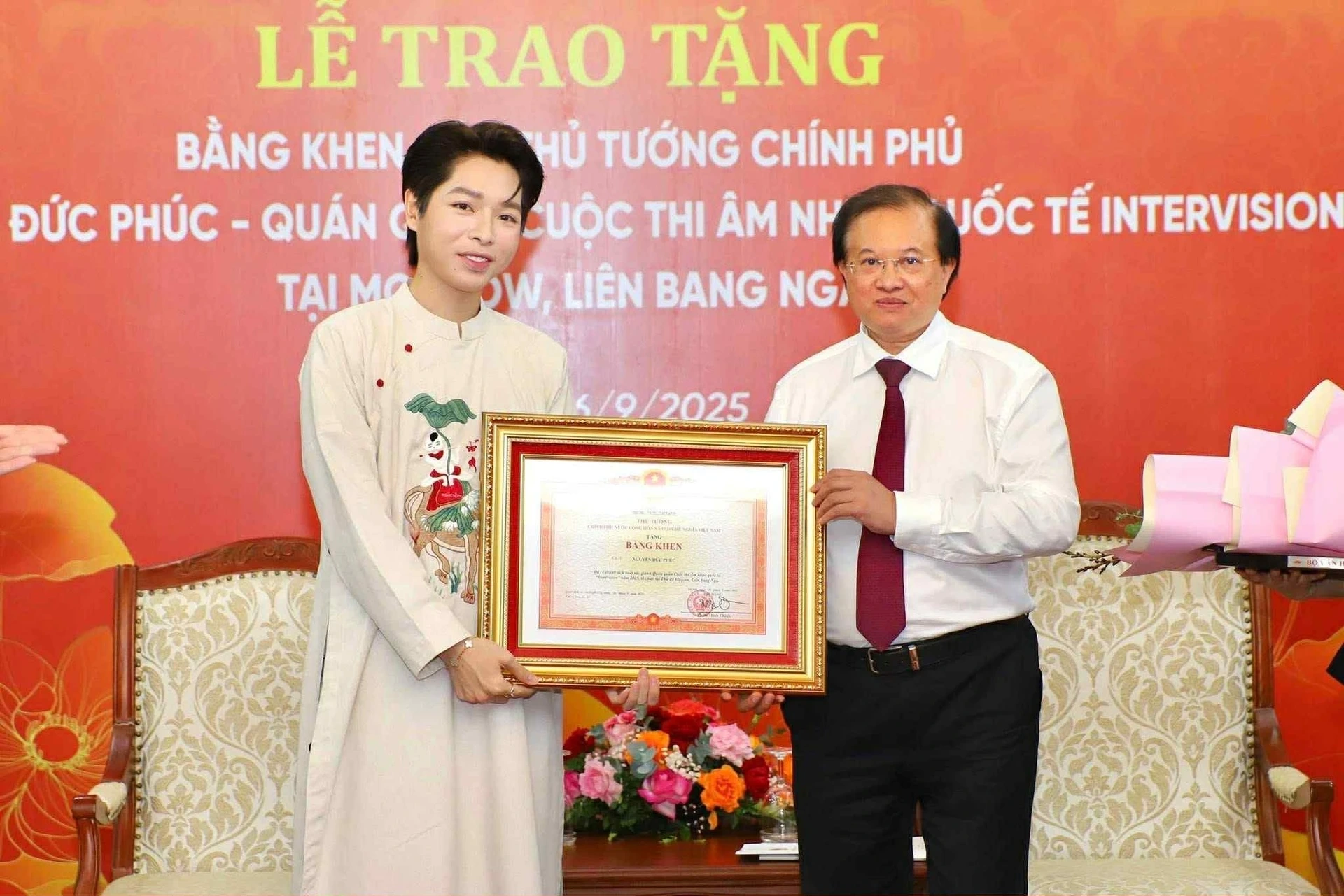 Ca sĩ Đức Phúc nhận bằng khen của Thủ tướng Chính phủ - 1