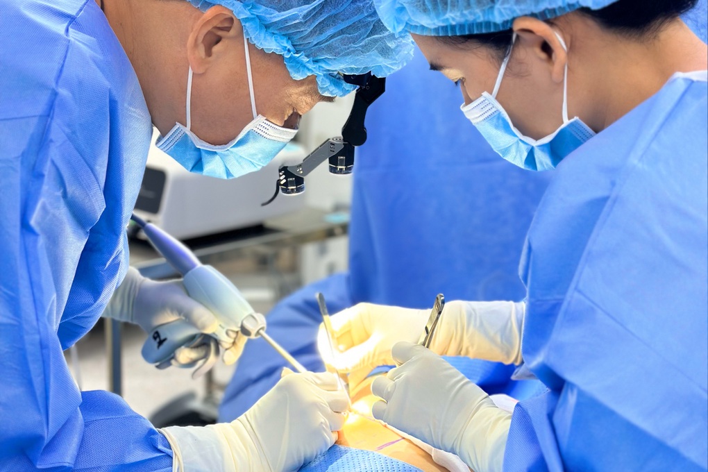 Tháo túi ngực sau một năm không thể đặt lại túi ngực mới - 2 Tháo túi ngực sau một năm không thể đặt lại túi ngực mới - 2
