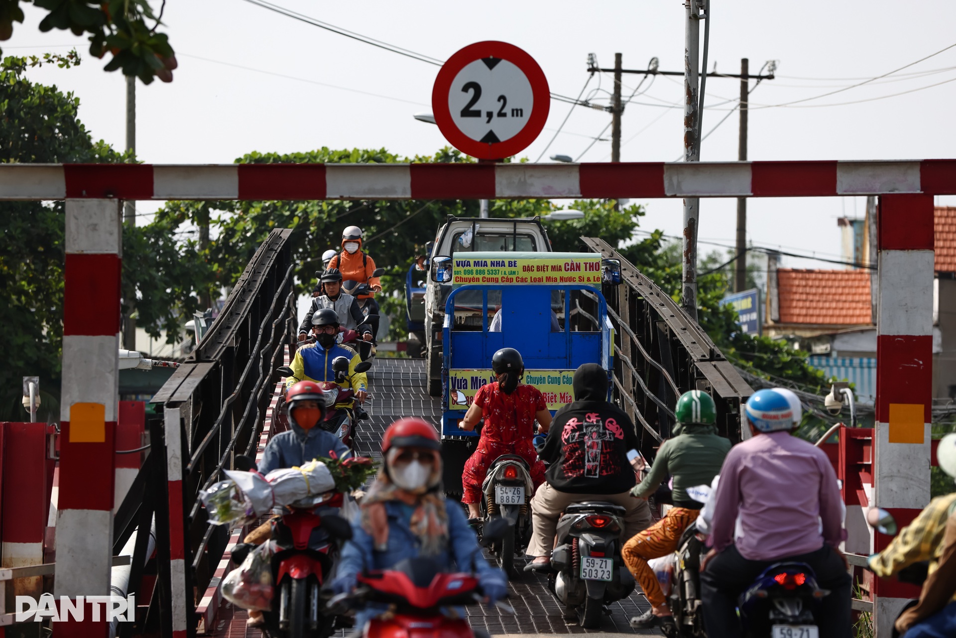 Người dân thấp thỏm qua lại trên 2 cầu sắt xuống cấp ở khu Nam Sài Gòn - 2 Người dân thấp thỏm qua lại trên 2 cầu sắt xuống cấp ở khu Nam Sài Gòn - 2