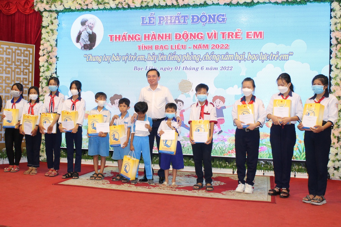 Phó Bí thư Tỉnh ủy tặng thêm quà cho bệnh nhi nghèo tại giường bệnh - 4 Phó Bí thư Tỉnh ủy tặng thêm quà cho bệnh nhi nghèo tại giường bệnh - 4