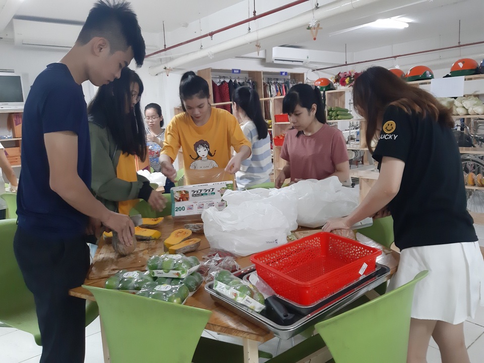 Ấm lòng ở “khu chợ 0 đồng” cho sinh viên - 4