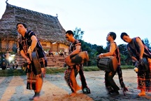 Nhạc cụ dân tộc với tục làng, chuyện yêu của người Cơ Tu 