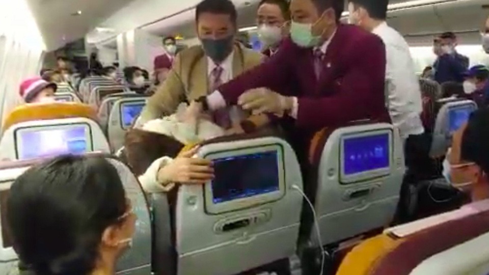 Cãi nhau chuyện dùng nhà vệ sinh, phi công bị đánh gãy răng khi đang bay giữa trời - 1 Cãi nhau chuyện dùng nhà vệ sinh, phi công bị đánh gãy răng khi đang bay giữa trời - 1