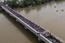 Tổng thống Trump ký lệnh đối phó dòng người di cư đổ về Mỹ