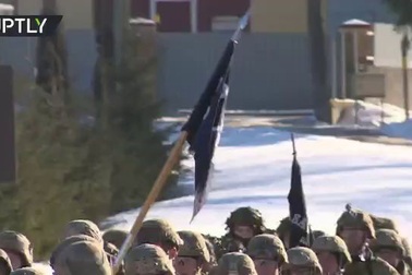 Xem lính dù Mỹ diễu hành rầm sập sát biên giới Nga