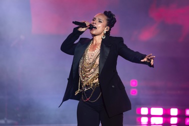 Alicia Keys trổ tài đàn hát, đem loạt bản hit lên sân khấu VinFuture 2025