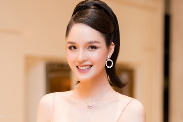 Ngẩn ngơ nhan sắc Á hậu Hoàng Anh sau khi sinh con thứ 2