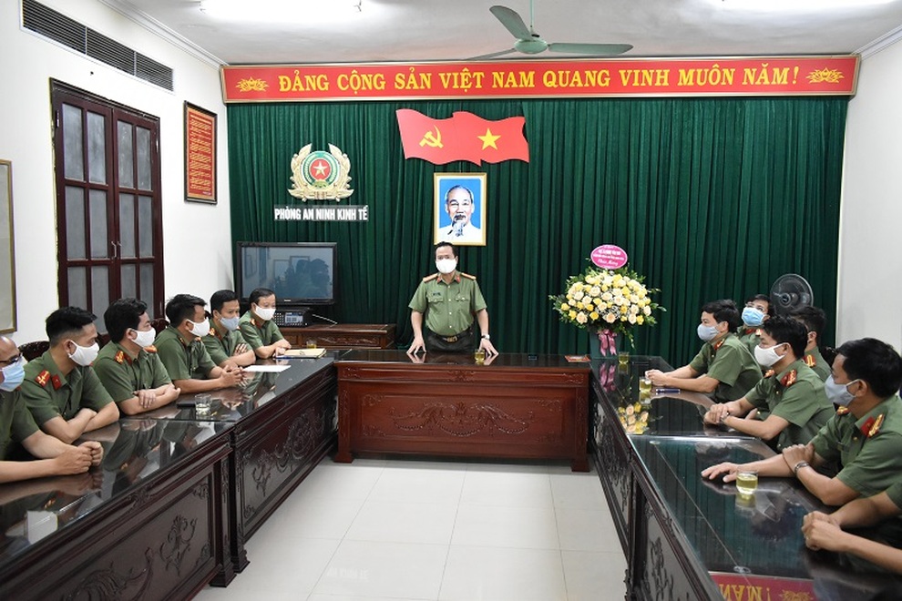 Thiếu tá Công an vứt xe, lao xuống sông cứu 2 học sinh khỏi đuối nước - 2 Thiếu tá Công an vứt xe, lao xuống sông cứu 2 học sinh khỏi đuối nước - 2