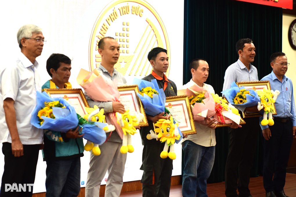 TPHCM tôn vinh những người cứu tài xế trong xe Volvo cháy ở cầu Phú Mỹ - 2 TPHCM tôn vinh những người cứu tài xế trong xe Volvo cháy ở cầu Phú Mỹ - 2
