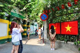 Quán cà phê treo bản đồ Việt Nam hơn 2m, khách đến 3 lần vẫn không có chỗ - 7