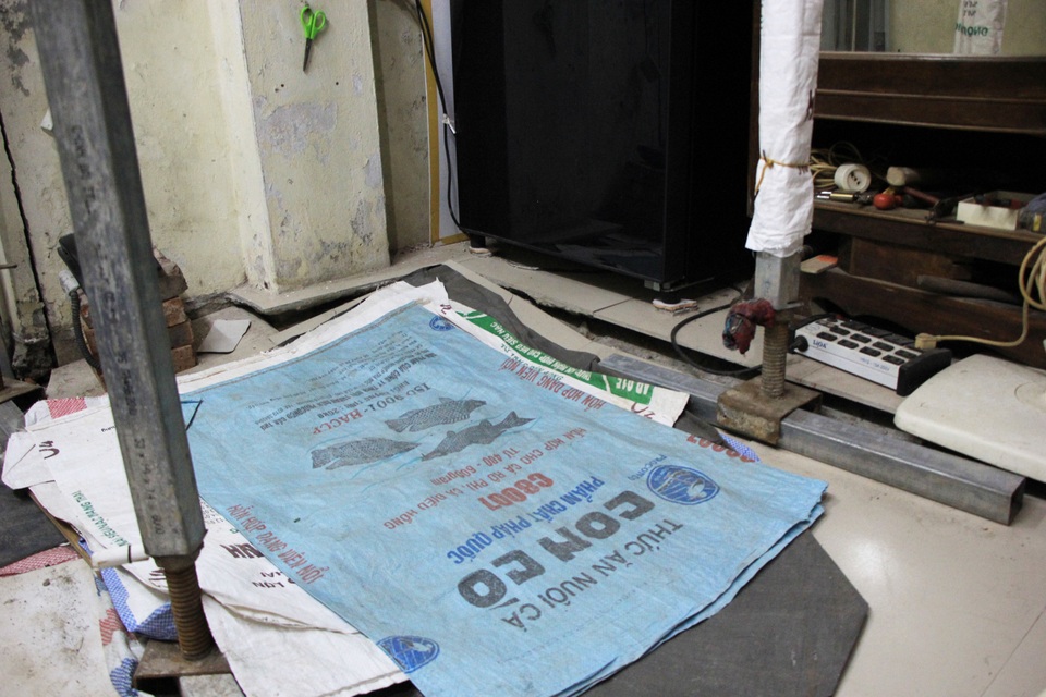 Nhà chống nạng sắt chờ sập giữa phố cổ Hà Nội - 5 Nhà chống nạng sắt chờ sập giữa phố cổ Hà Nội - 5