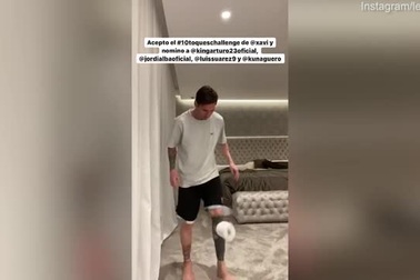 Messi làm xiếc với cuộn giấy vệ sinh