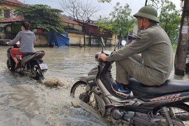 Doanh nghiệp xả thải bất chấp, đường và trường học mênh mông nước bẩn