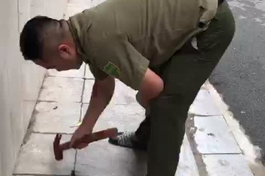 Hà Nội: Chủ nhà trồng đinh lên vỉa hè không cho ô tô đỗ trước cửa