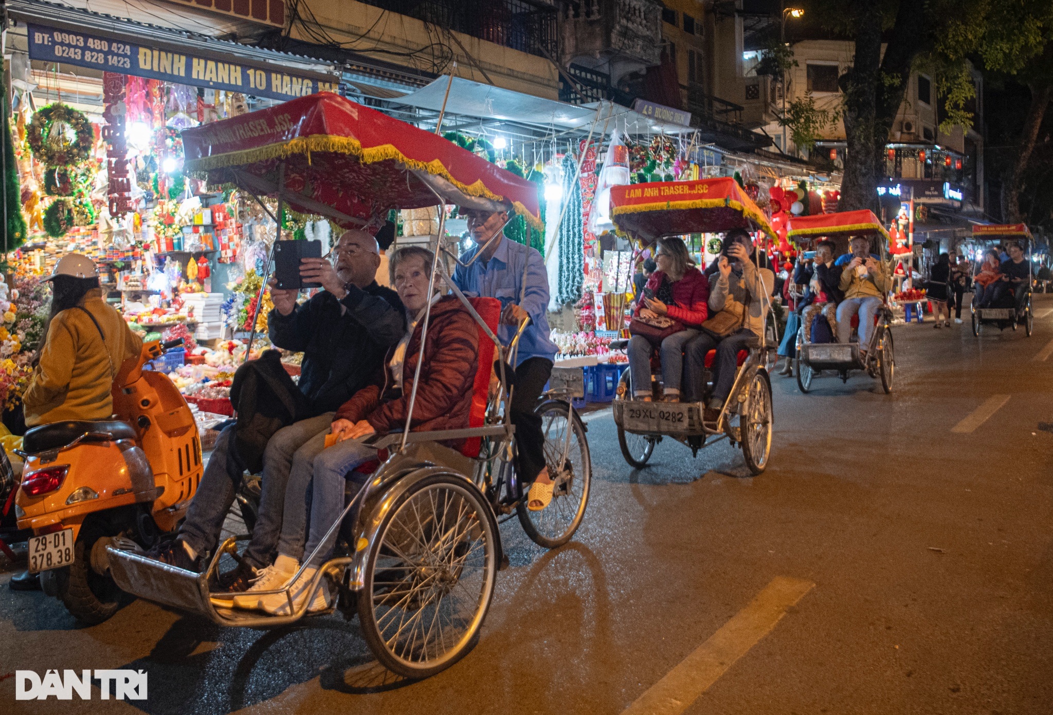 Phố phường Hà Nội lung linh ánh đèn chào đón Giáng sinh - 12