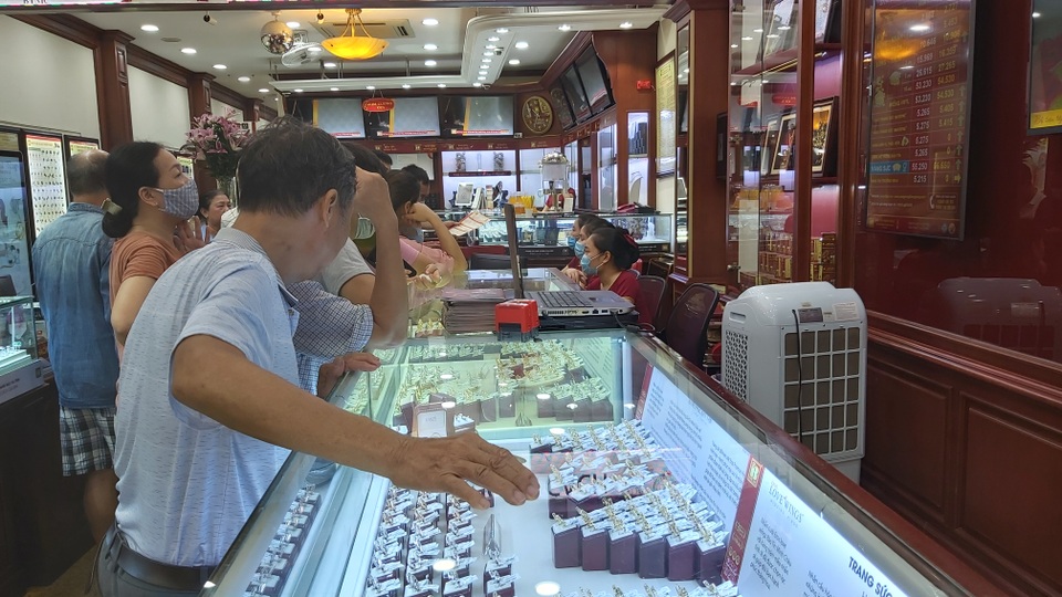 Bão giá vàng: Tiền tỷ khó mua, cụ bà 80 tuổi dốc hết lương hưu vào vàng - 4 Bão giá vàng: Tiền tỷ khó mua, cụ bà 80 tuổi dốc hết lương hưu vào vàng - 4