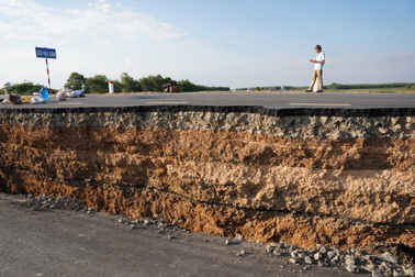 Vụ sụt lún đường như động đất ở Tây Ninh sẽ được xử lý thế nào?