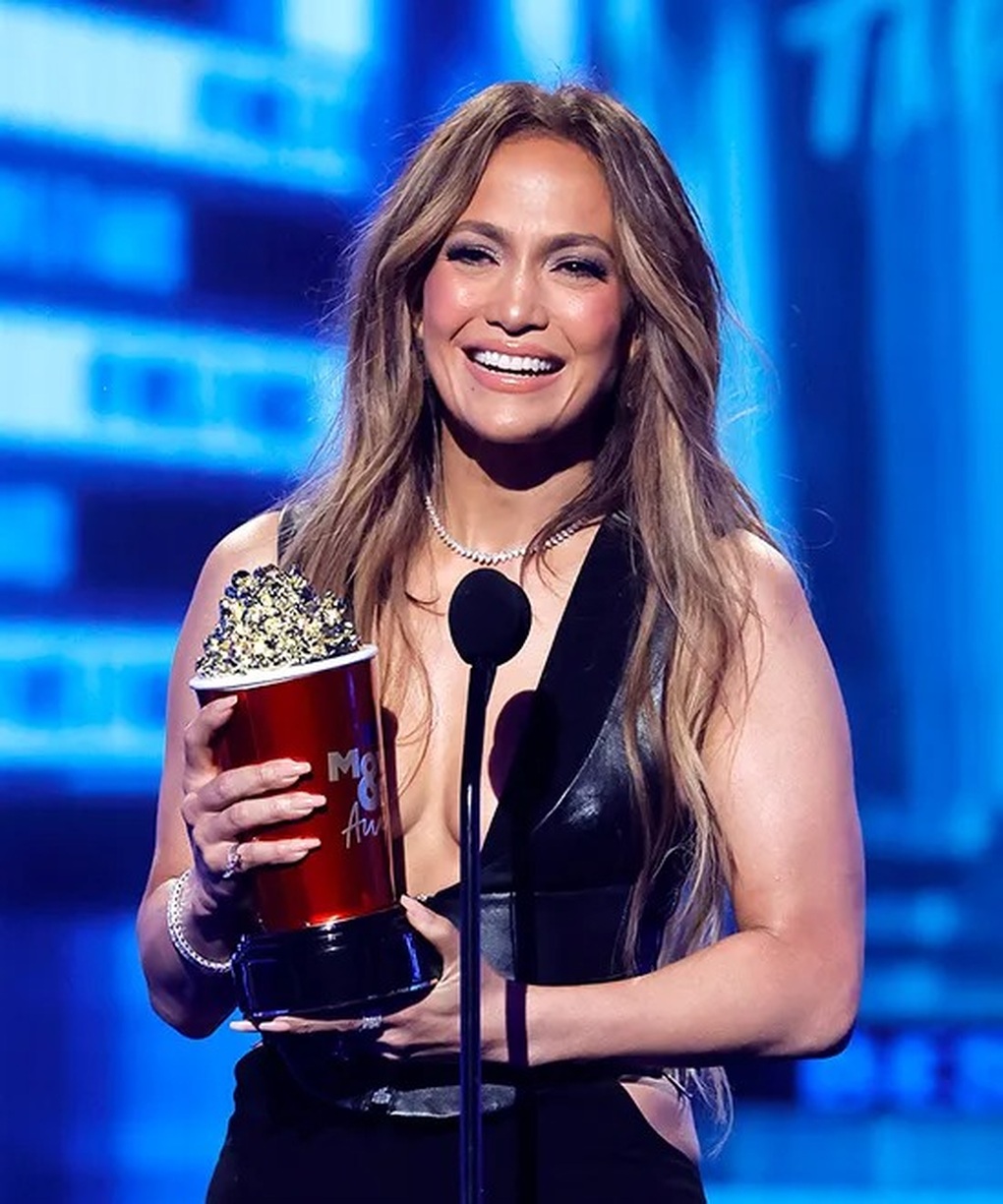 Jennifer Lopez bị từ chối vào cửa hàng Chanel và phản ứng gây bất ngờ - 2 Jennifer Lopez bị từ chối vào cửa hàng Chanel và phản ứng gây bất ngờ - 2