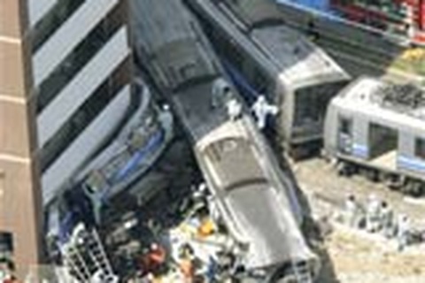 Tàu chở khách Nhật đâm vào một chung cư, 37 người chết