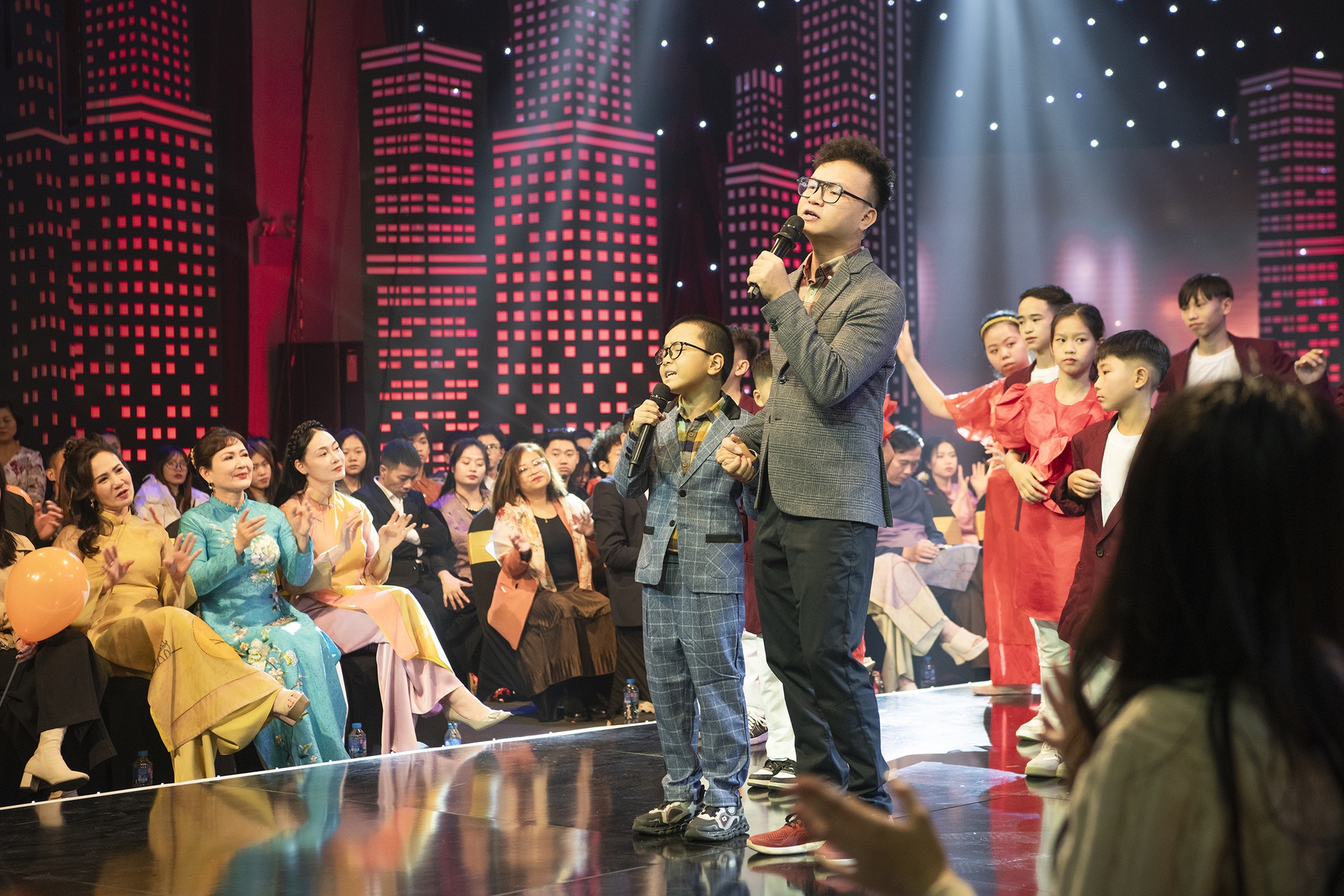 NSND Minh Hòa, Hòa Minzy xúc động khi ghi hình Gala Việc tử tế Tết 2025 - 8 NSND Minh Hòa, Hòa Minzy xúc động khi ghi hình Gala Việc tử tế Tết 2025 - 8