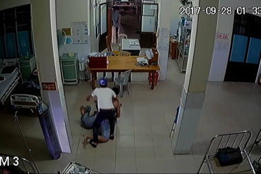 Nhóm thanh niên đại náo Trung tâm Y tế