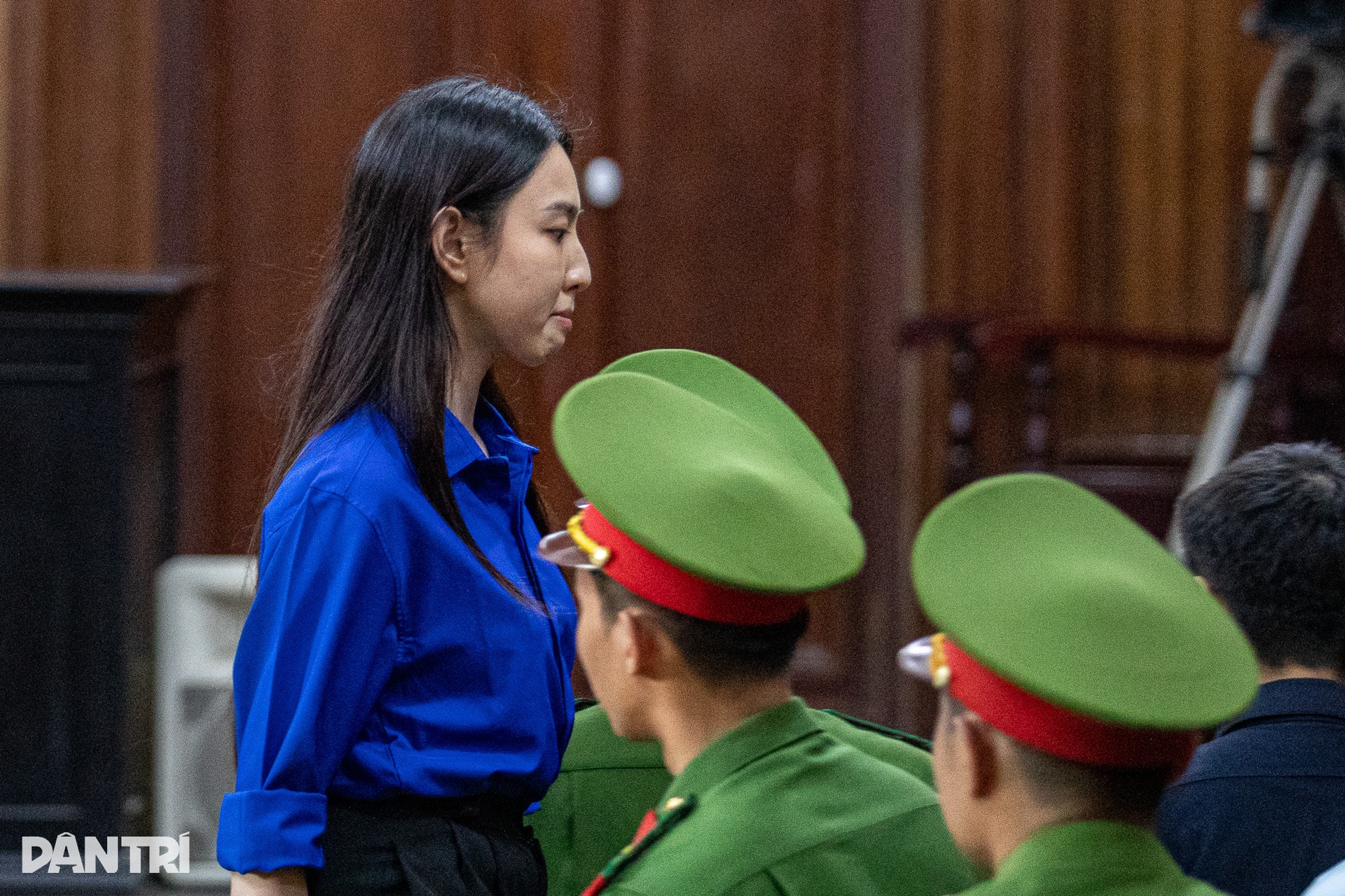 Hoa hậu Thùy Tiên vẫy tay chào người thân sau khi nhận án 2 năm tù - 8