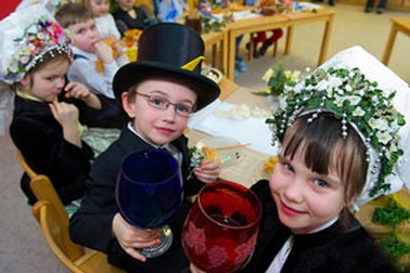 “Cười vỡ bụng” với những đám cưới tuổi teen 