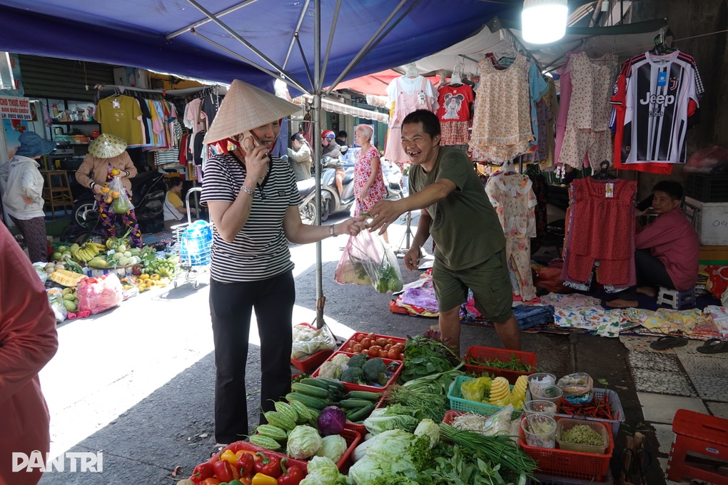 Rau tăng giá nhanh hơn… vàng, chủ quán ăn như ngồi trên lửa - 4 Rau tăng giá nhanh hơn… vàng, chủ quán ăn như ngồi trên lửa - 4