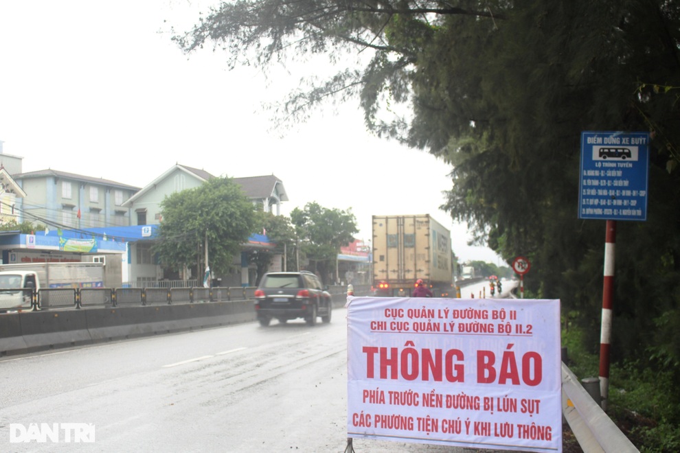 Mưa lớn gây sạt lở, tắc đường nhiều nơi - 10 Mưa lớn gây sạt lở, tắc đường nhiều nơi - 10