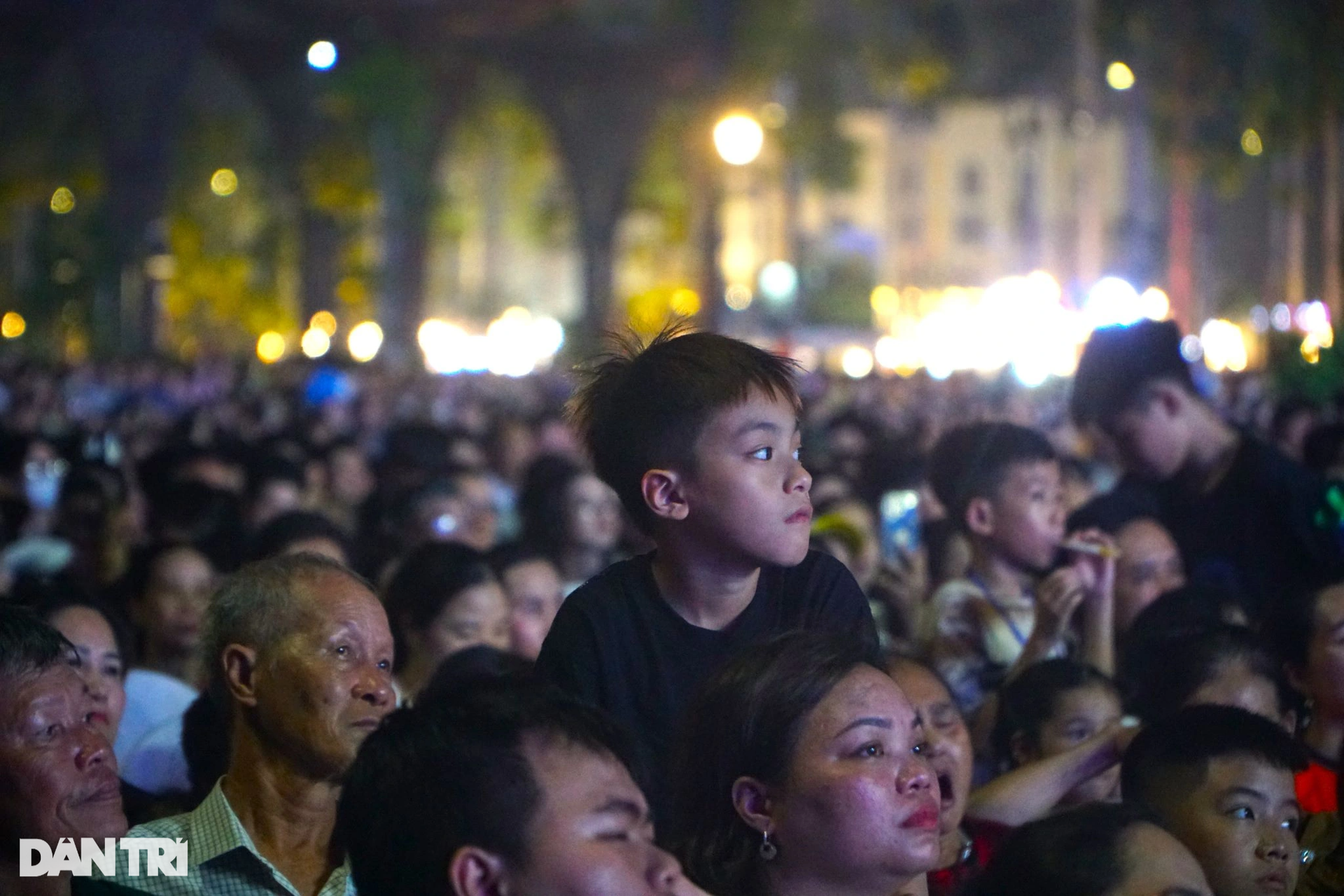 Mar de gente viendo los fuegos artificiales en la noche inaugural del turismo de playa de Sam Son - 4