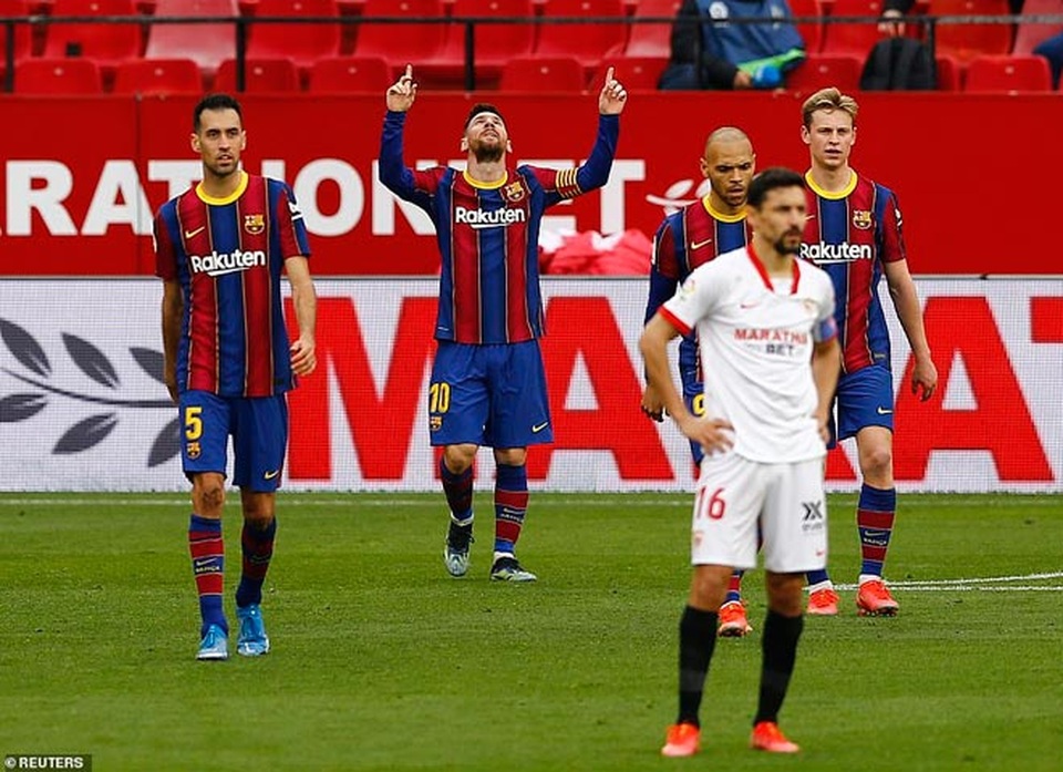 Túm áo ngăn Messi bất thành, ngôi sao Sevilla trở thành trò cười - 2 Túm áo ngăn Messi bất thành, ngôi sao Sevilla trở thành trò cười - 2