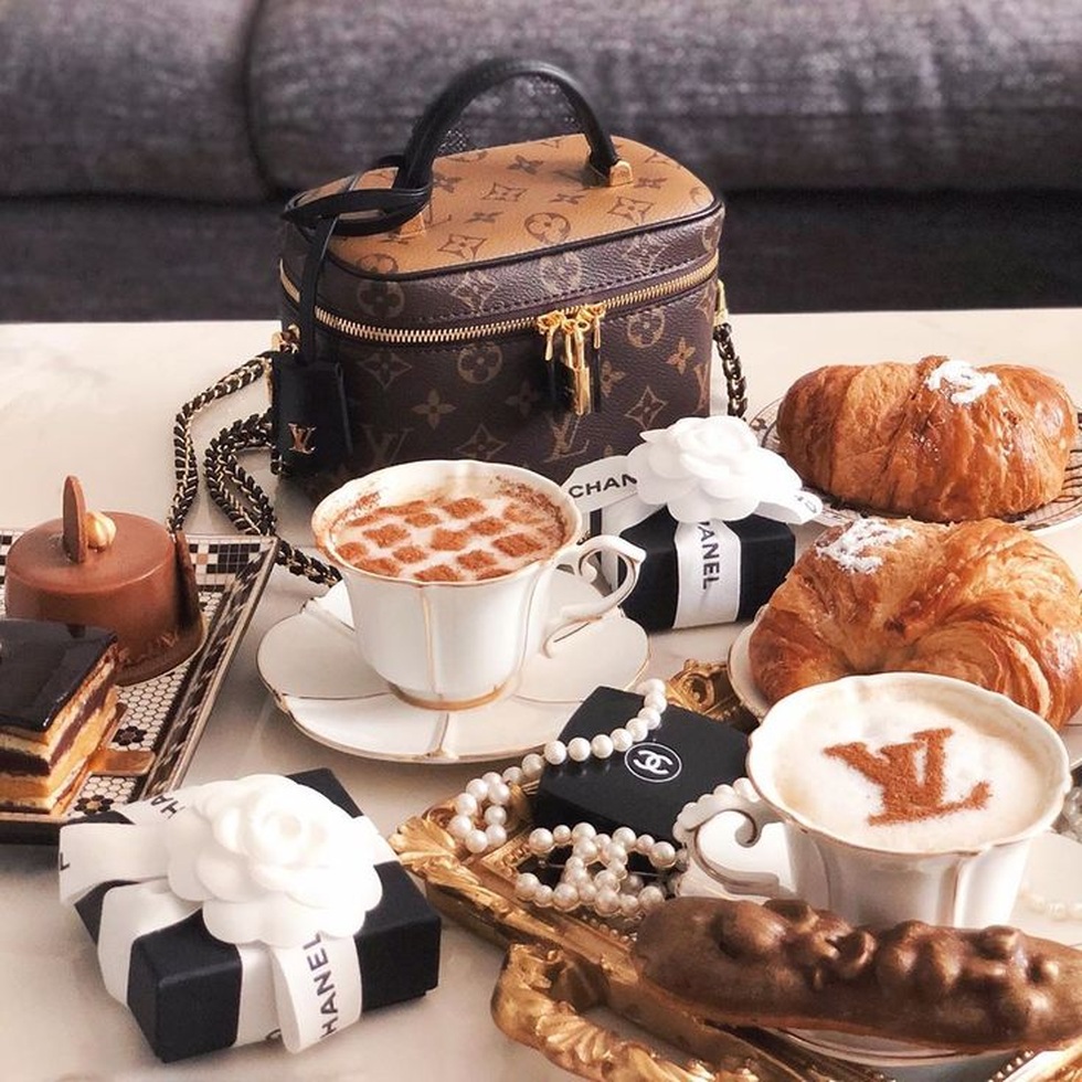 ຍີ່ຫໍ້ກາເຟຫຼູຫຼາ: ເຫຼັ້ມໃໝ່ເພື່ອດຶງດູດໄວໜຸ່ມໃຫ້ເຂົ້າສູ່ maze ຂອງຍີ່ຫໍ້ສິນຄ້າ - 3 Thương hiệu xa xỉ bán cà phê: Chiêu mới hút giới trẻ vào mê cung hàng hiệu - 3