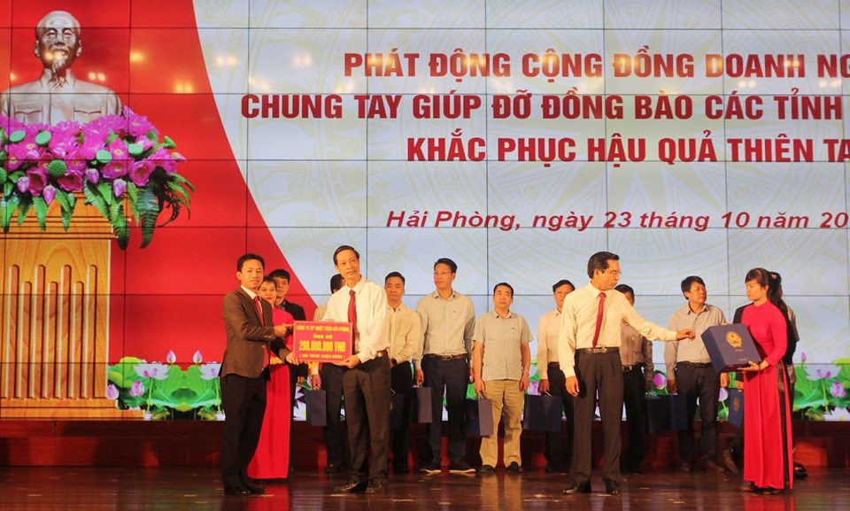 Hỗ trợ 120 tỉ đồng giúp đồng bào miền Trung khắc phục hậu quả thiên tai - 3 Hỗ trợ 120 tỉ đồng giúp đồng bào miền Trung khắc phục hậu quả thiên tai - 3