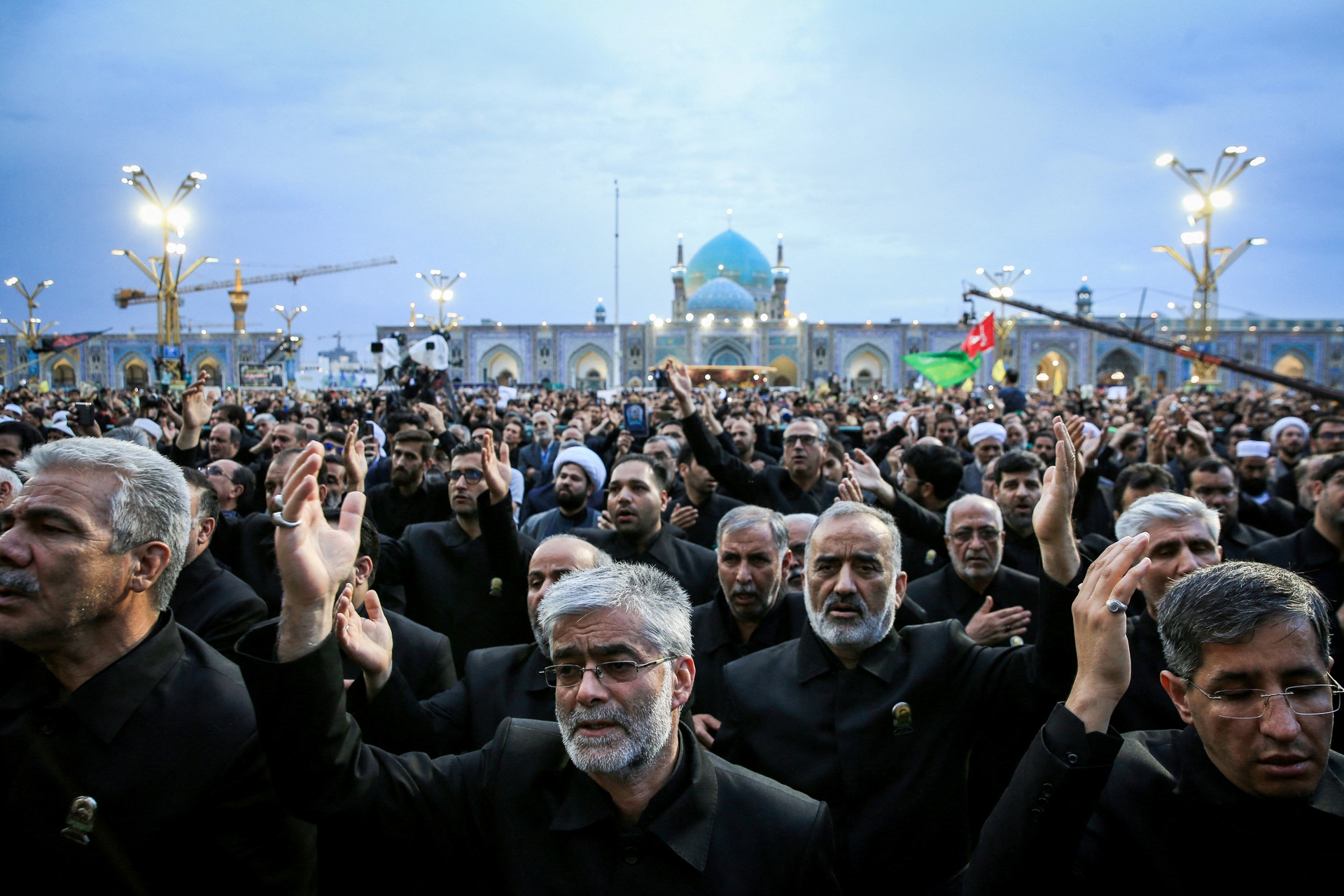 Biển người Iran tiễn đưa Tổng thống tử nạn trong vụ rơi trực thăng - 4