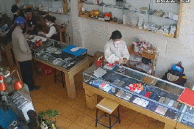 Clip cô gái gây cháy trong cửa hàng điện thoại khiến dân mạng tranh cãi