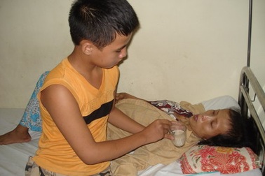 Ba mảnh đời trước bão, giờ còn lại mình em!