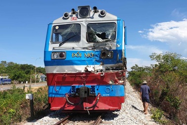 Tàu hỏa tông xe tải văng xa 10m, tài xế trọng thương