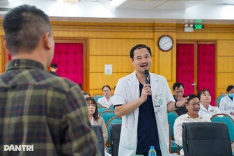 "Blouse trắng" Bạch Mai học chụp ảnh, viết tin cùng chuyên gia báo Dân trí