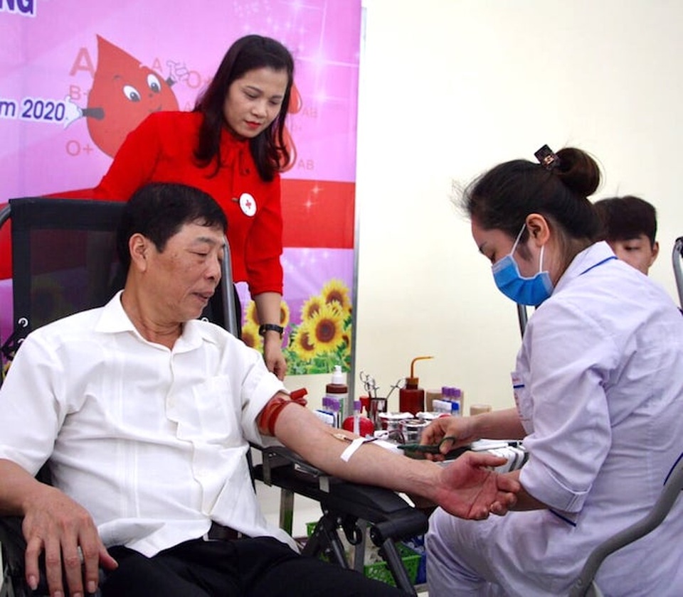 Bắc Giang: Bí thư tỉnh hiến máu phát động chiến dịch “Những giọt máu hồng” - 1 Bắc Giang: Bí thư tỉnh hiến máu phát động chiến dịch “Những giọt máu hồng” - 1