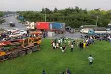 Xe cẩu đâm liên hoàn 3 ô tô, một xe máy ở Hà Nội, một người tử vong