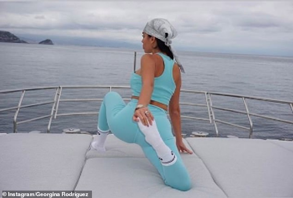 Bạn gái Ronaldo tập yoga trên du thuyền - 2 Bạn gái Ronaldo tập yoga trên du thuyền - 2
