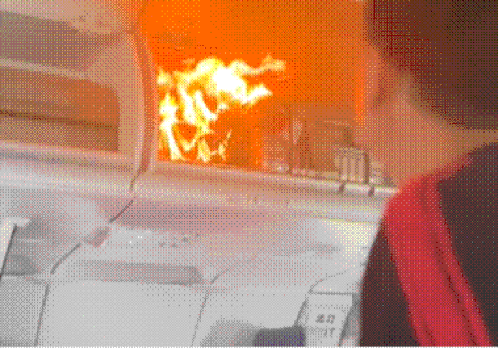 Yolcu dizüstü bilgisayarını kargo bölümüne düşürdü, uçak patlama korkusuyla onu aramak için geri dönmek zorunda kaldı - 2 Khách rơi máy tính vào khoang hàng, máy bay phải quay đầu để tìm vì sợ nổ - 2