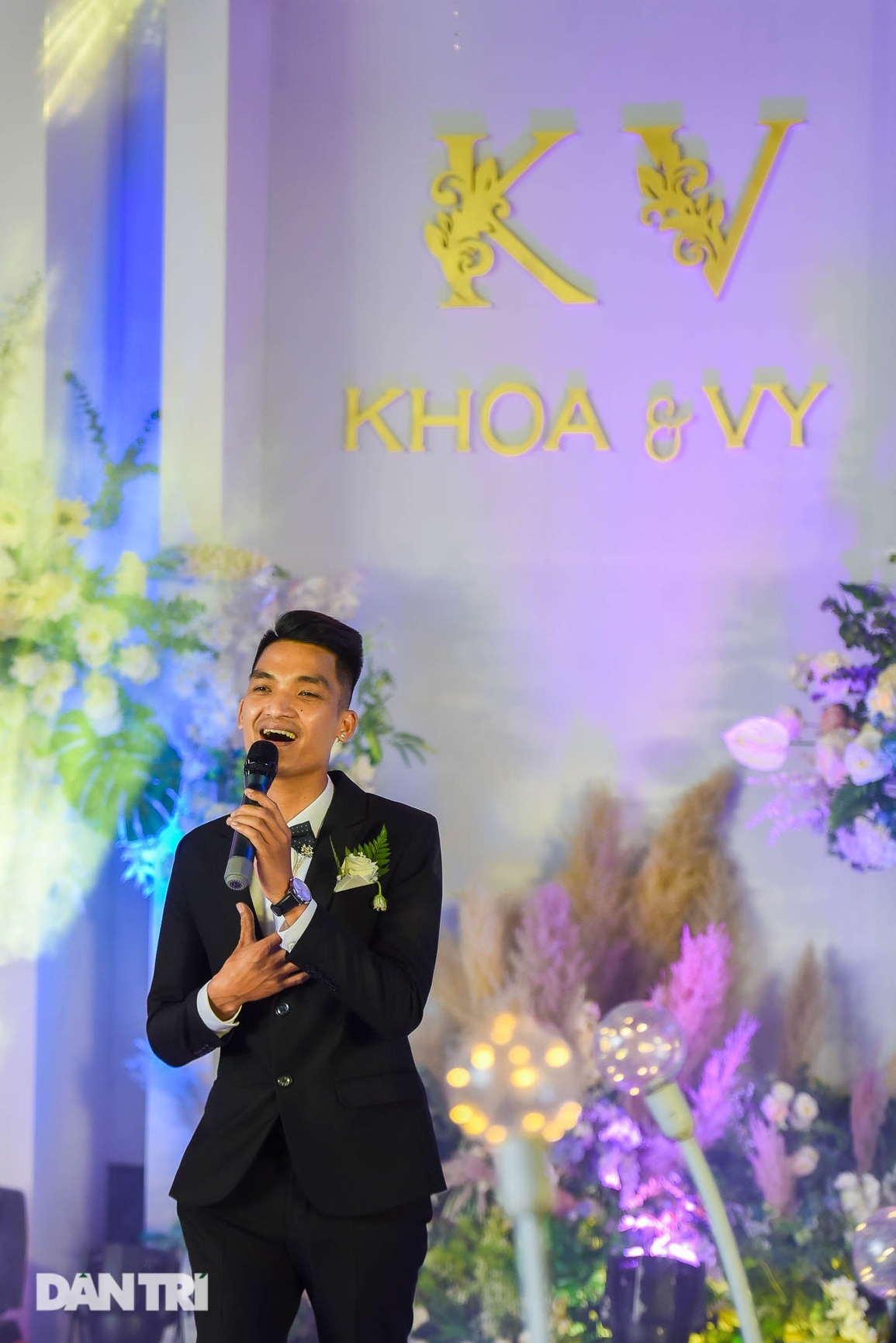 Đám cưới Mạc Văn Khoa: NSND Tự Long về dự, cô dâu đeo vàng trĩu cổ - 14 Đám cưới Mạc Văn Khoa: NSND Tự Long về dự, cô dâu đeo vàng trĩu cổ - 14