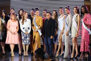 Dàn chân dài Hoa hậu Hoàn vũ thế giới đồng thanh chào bằng tiếng Việt