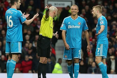 Vì sao trọng tài đuổi Wes Brown, thay vì O’Shea?