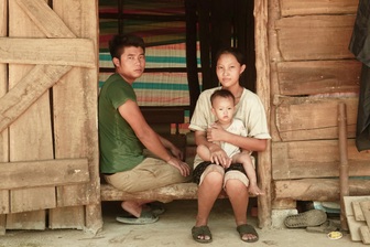 Xót xa chàng trai người Dao gồng gánh cả gia đình nghèo khó, bệnh tật