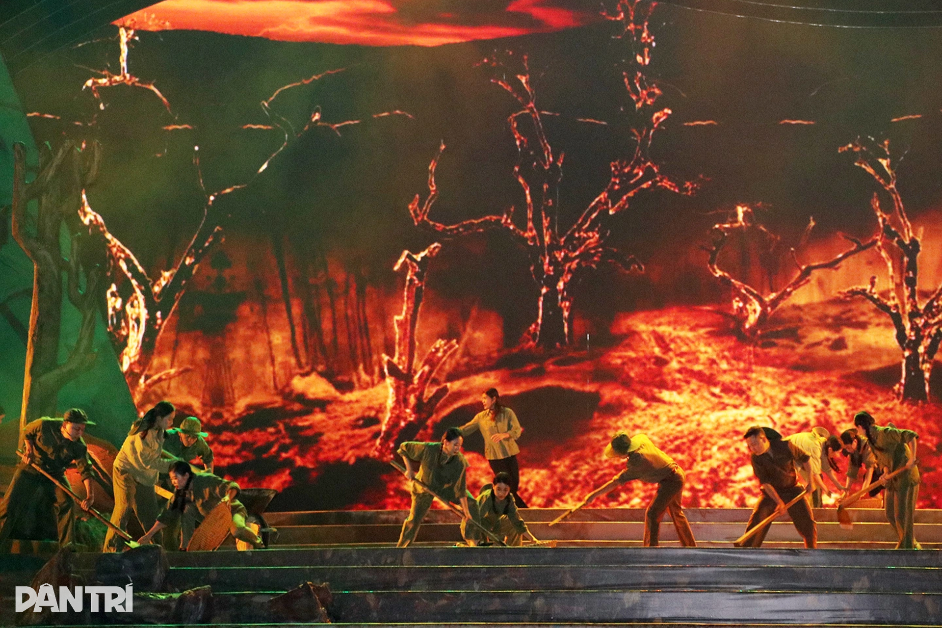 Bình minh thao thức - vở kịch xúc động về những người làm nên huyền thoại - 2