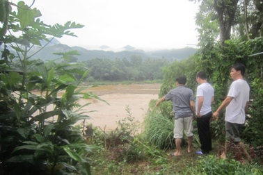  Mưa lớn làm sạt lở bờ kè ven sông Lam   