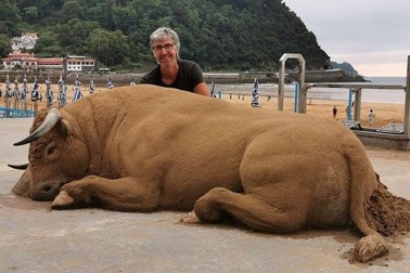 Hút mắt những tác phẩm điêu khắc siêu thực trên cát