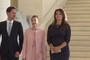 Bạn đời đồng tính của Thủ tướng Luxembourg nổi bật giữa dàn phu nhân lãnh đạo NATO